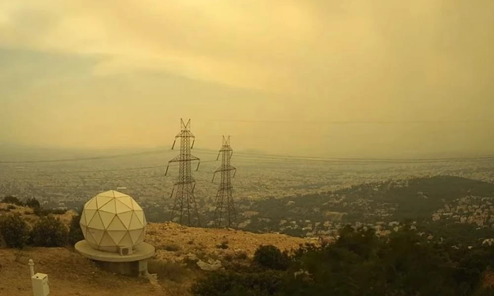 «Πνίγηκε» στους καπνούς η Αττική-Απόκοσμες εικόνες που κατέγραψε κάμερα